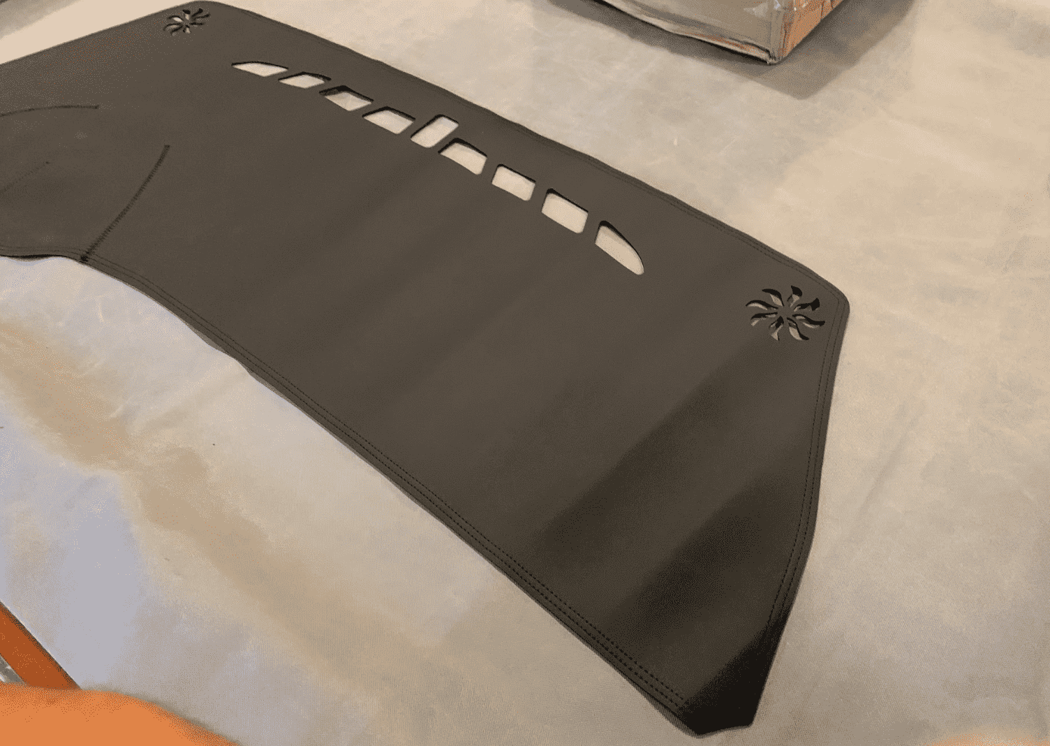 Xevaban.com ở 214 Giải Phóng là đơn vị chuyên cung cấp phụ kiện oto, đồ chơi oto, đồ chơi M6, phụ kiện M6, xevaban, 214 giải phóng, thảm taplo byd m6, thảm chống nắng taplo byd m6, thảm chống bụi taplo byd m6, thảm chống bạc màu taplo byd m6.